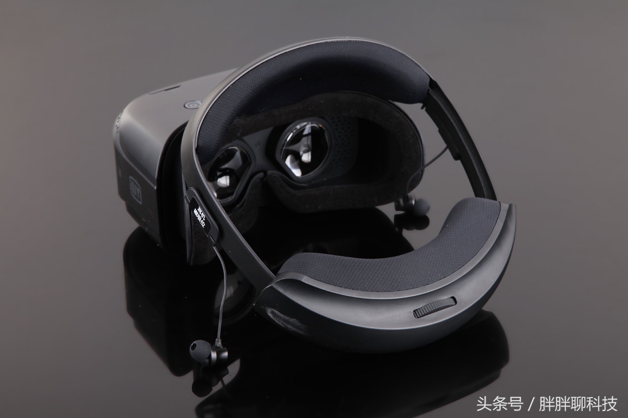 致未来的我们：爱奇艺奇遇IIVR一体机体验，真正的影院般体验！