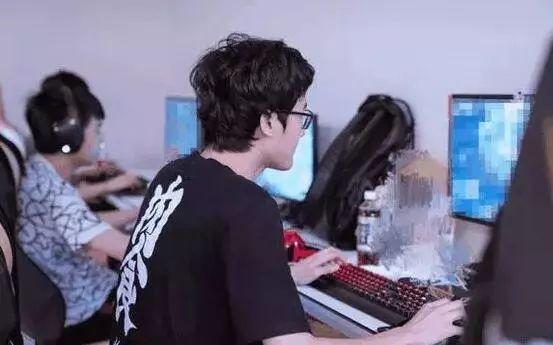 uzi最近直播精彩操作,uzi十大经典操作各大直播间反应