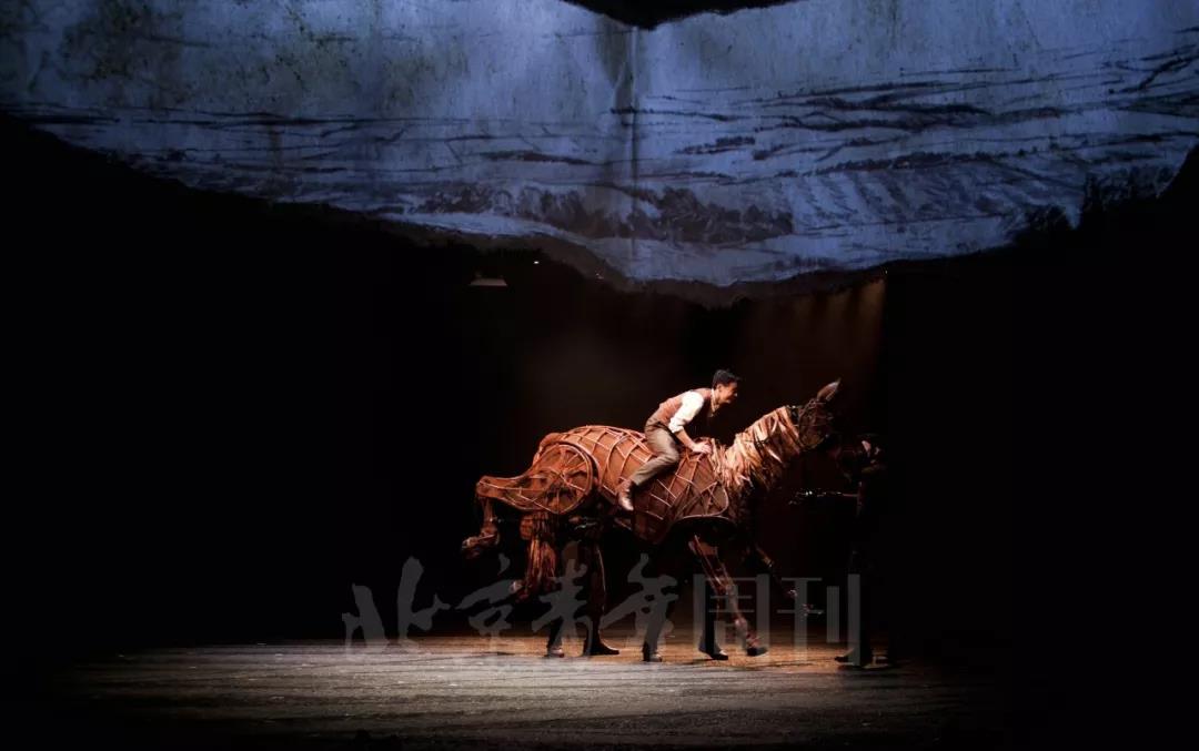 我采访了“马头”、“马前腿”和“马后腿”｜《战马》幕后