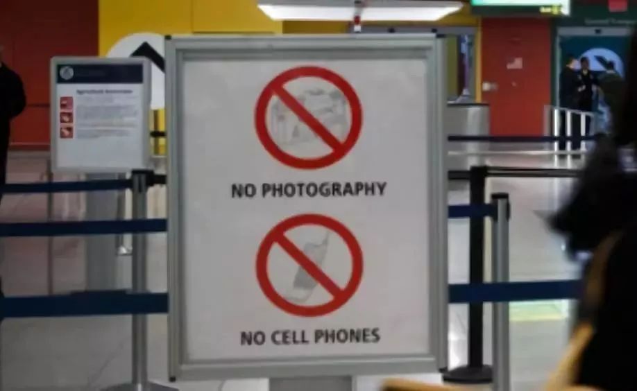 只要没出机场，看到这个牌子，千万别摸手机