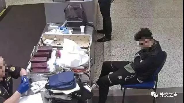 只要没出机场，看到这个牌子，千万别摸手机