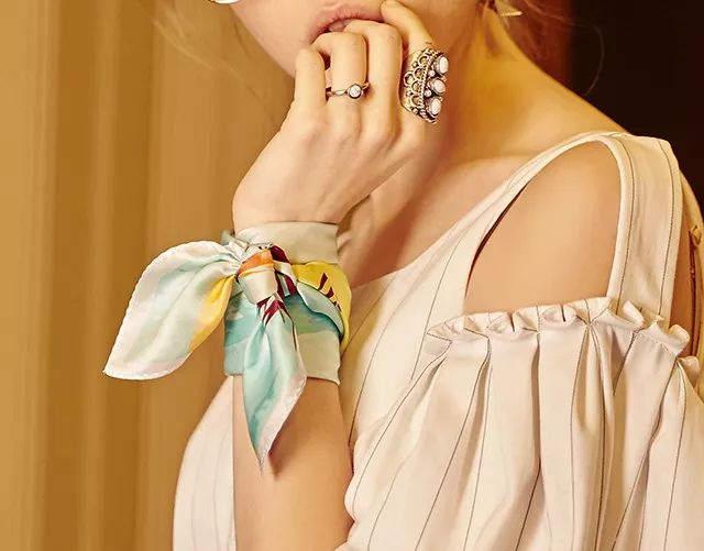 一条丝巾，省下90%的购衣钱