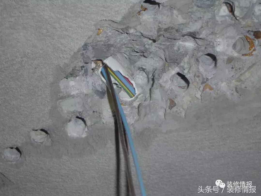 铺完瓷砖不是特别平整,瓷砖铺贴有一点点高低不平