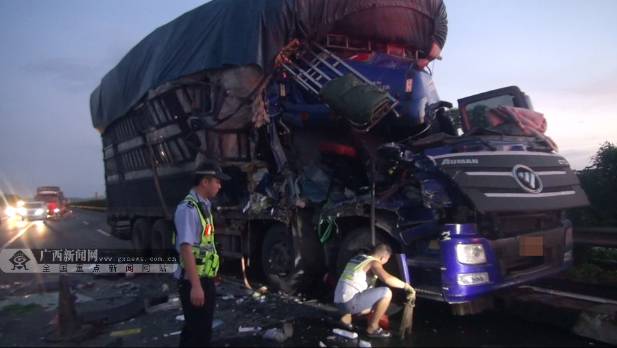 货车追尾致连环撞,两辆货车追尾导致一人死亡