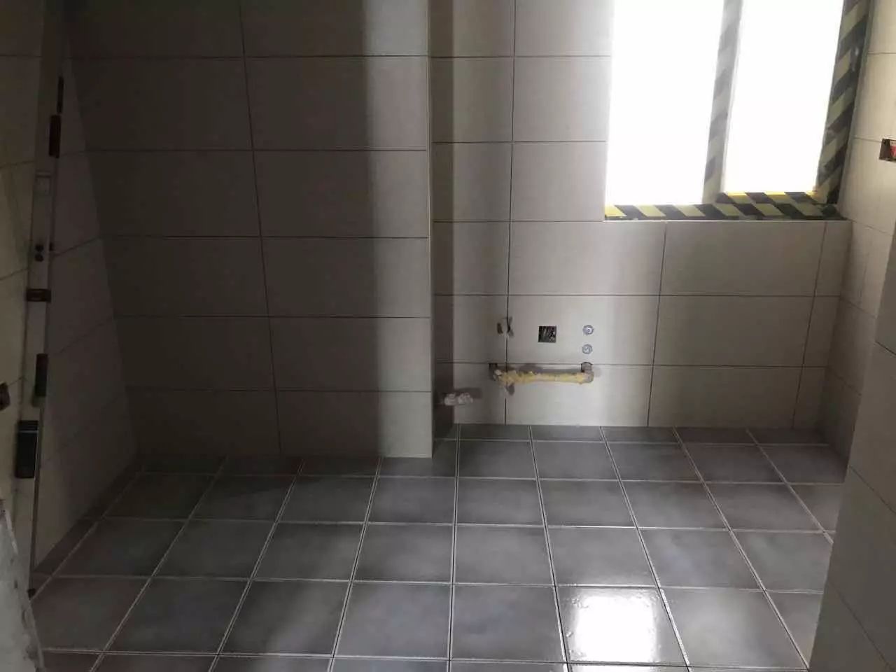 地面不平差10公分怎么找平,地不平怎么铺地台