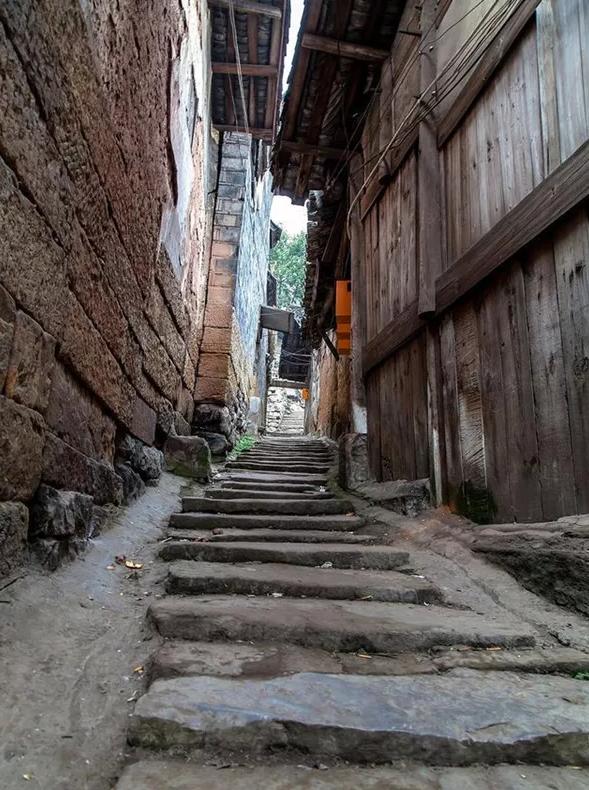 四川一古镇荒废无人居住,四川这座隐藏在喧闹中的千年古镇