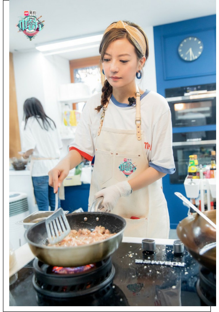 赵薇中餐厅编发视频,赵薇中餐厅编发