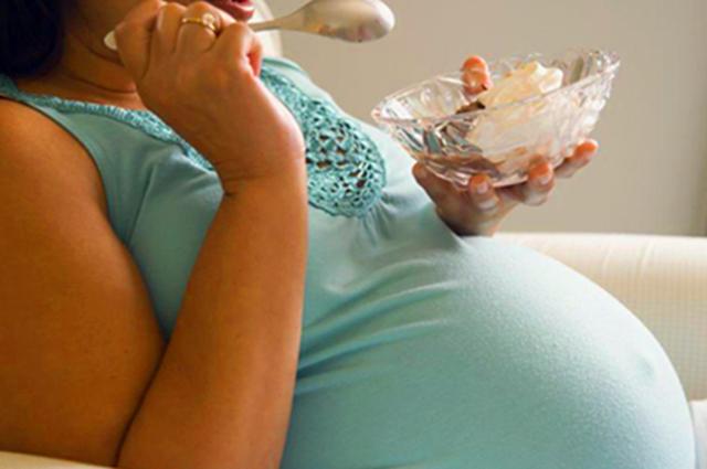 孕期一躺下胎儿就胎动频繁,孕妈妈坐着胎儿就一直动