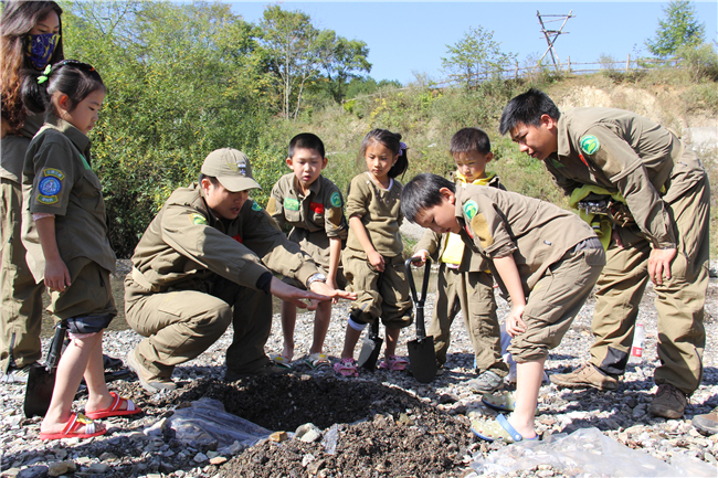 小孩经常玩手机应怎样去教育,孩子玩手机家长该如何正确教育