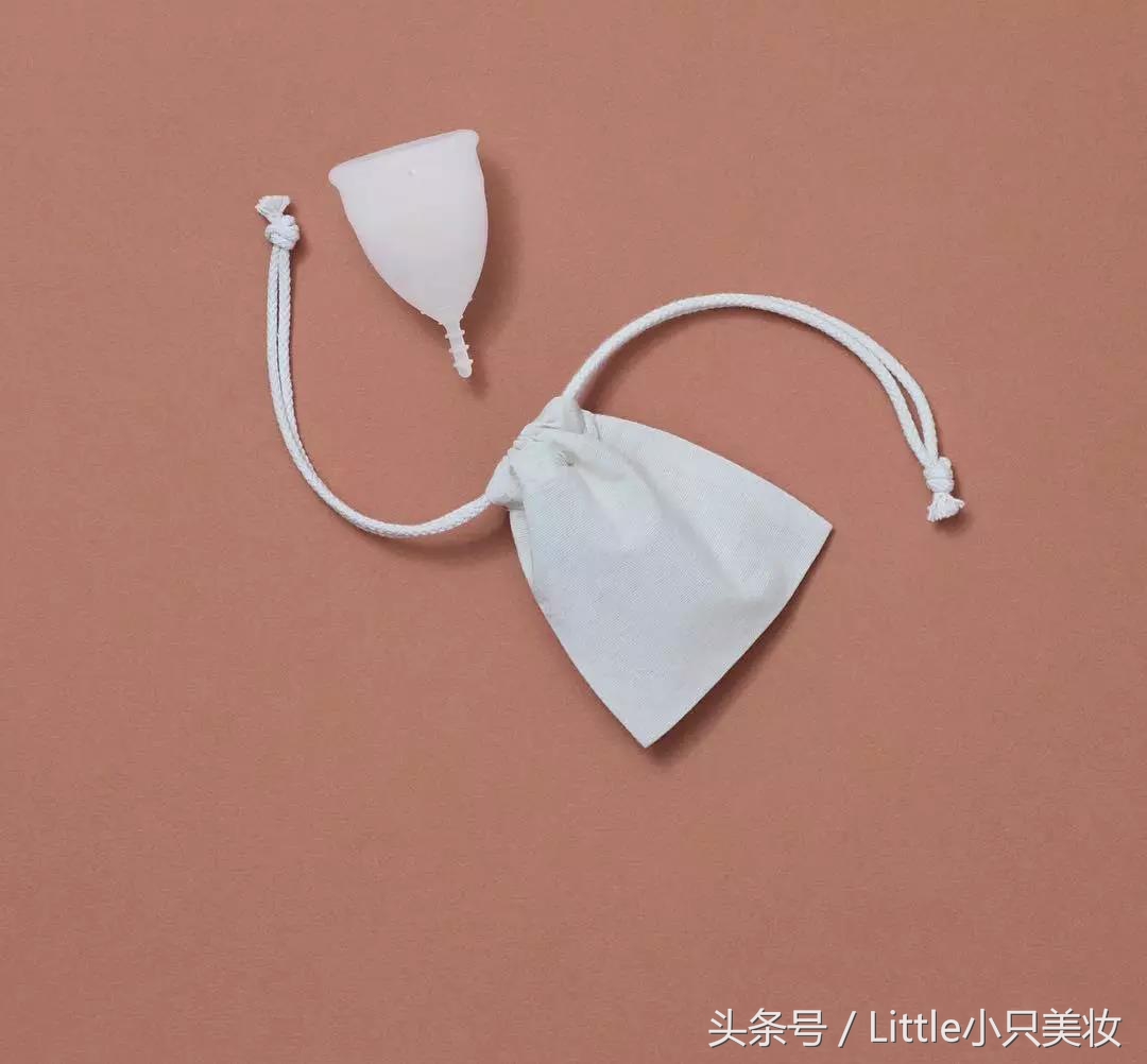 男生在女生的耳朵说悄悄话,男生和男生之间说悄悄话