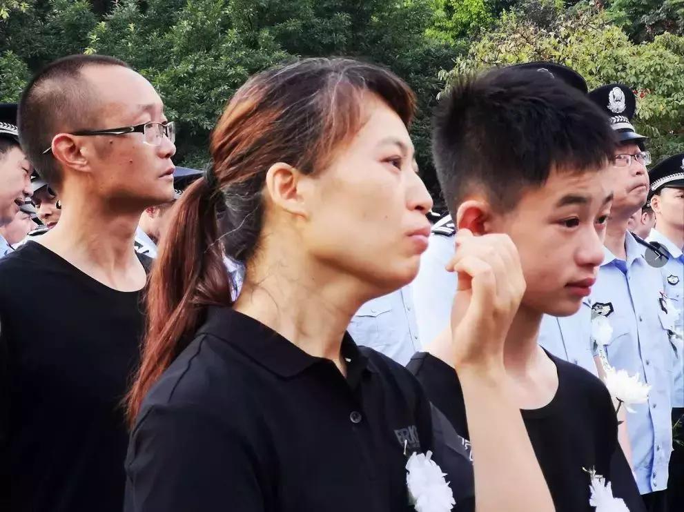 四川仁寿逃犯砍人系误以为仇人藏身派出所疯狂报复！今天，全城洒泪送英雄