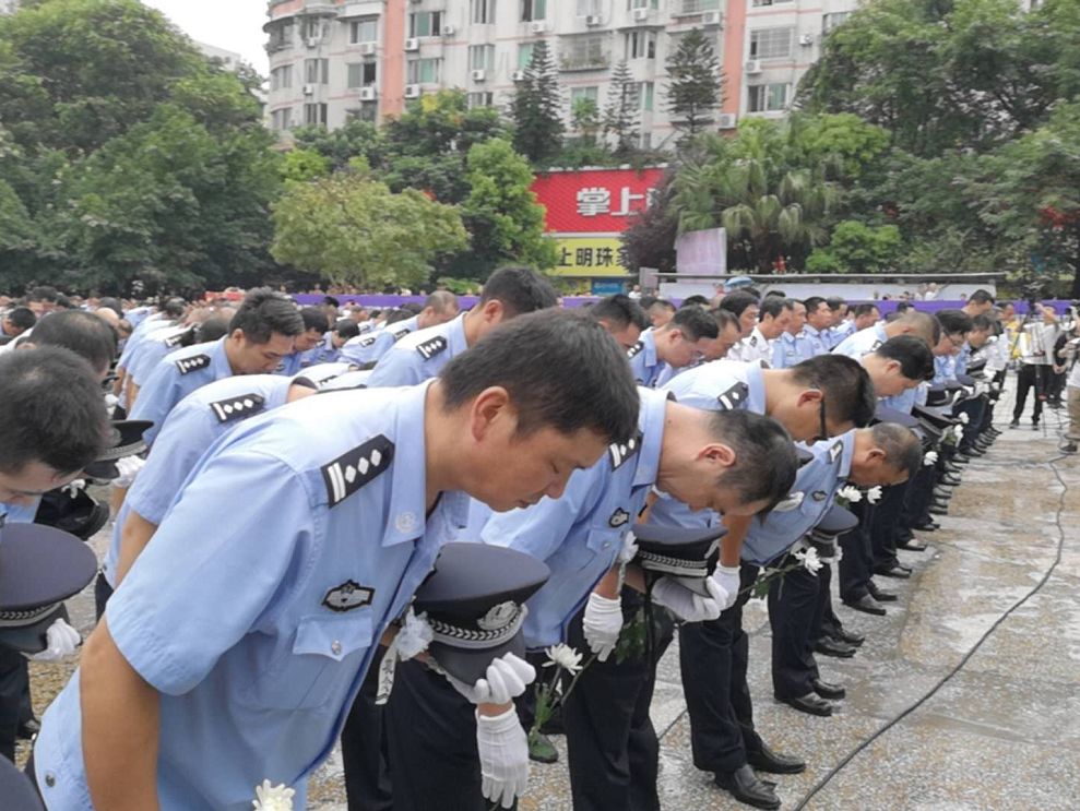 全城鸣笛送牺牲英雄回家,全城出租车送别牺牲民警
