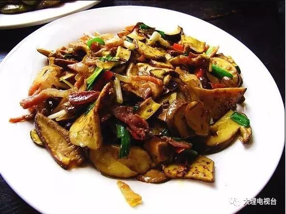 「周末去哪玩」上山捡菌乐无穷美味山珍饱口福