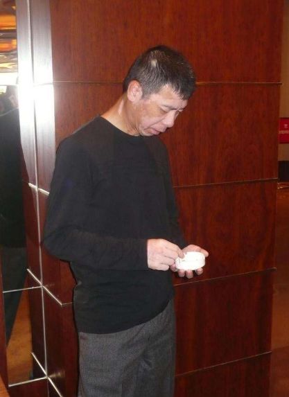 身价上亿的明星们都抽多少钱的烟？冯小刚最便宜，胡歌最搞笑！