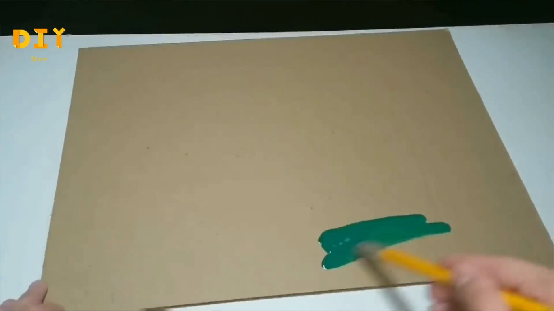 用一个废旧纸箱怎么做踢足球游戏,如何用纸盒制作桌面足球游戏