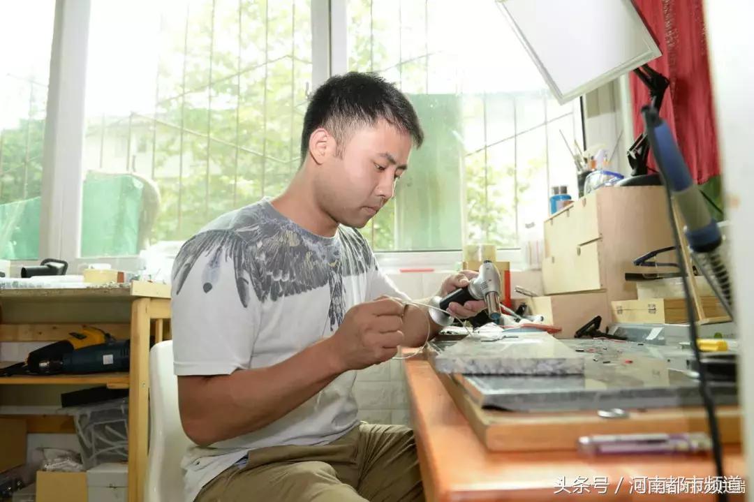 燃!成都小伙花400小时手工打造“钢铁侠”战衣,机械感爆棚!