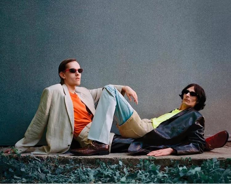 排队买“爆款”的年轻人，和他们的迷茫与不安