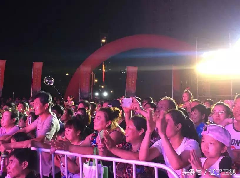 盛满欢乐，洒满真情，昨夜鸭绿江畔热情无眠！