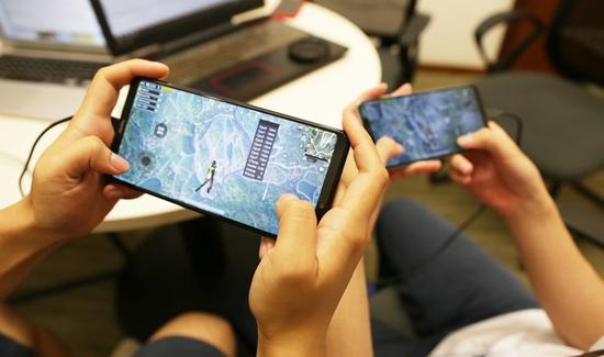 小米8和荣耀Note10哪个散热好？游戏实测温度对比