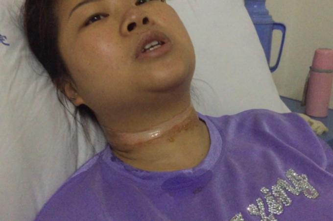 女子骑电动车夹在货车中间,女子骑着电动车被货车穿过马路