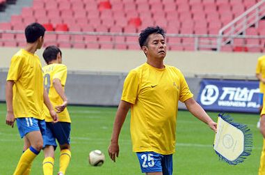 香港足球明星谭咏麟,谭咏麟被选手唱哭