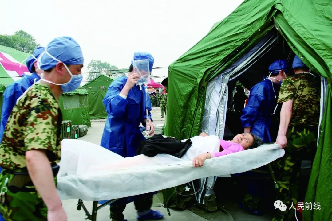 汶川抗震救灾真实影像,十年前汶川地震15名勇士跳伞