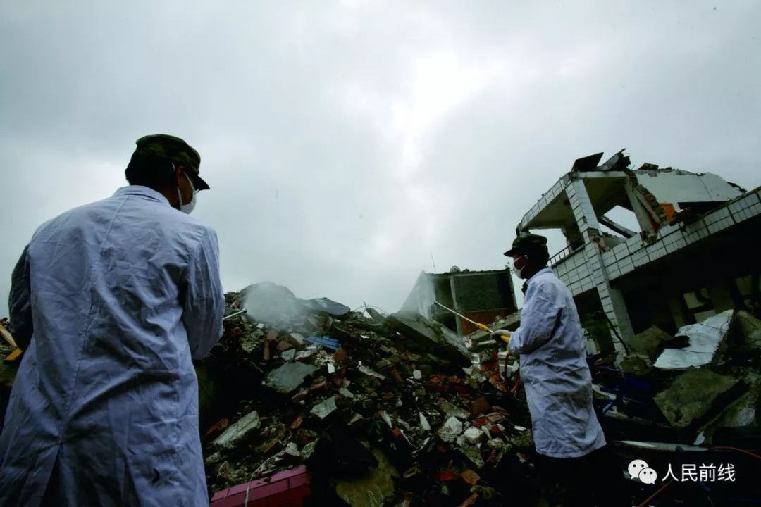 汶川抗震救灾真实影像,十年前汶川地震15名勇士跳伞