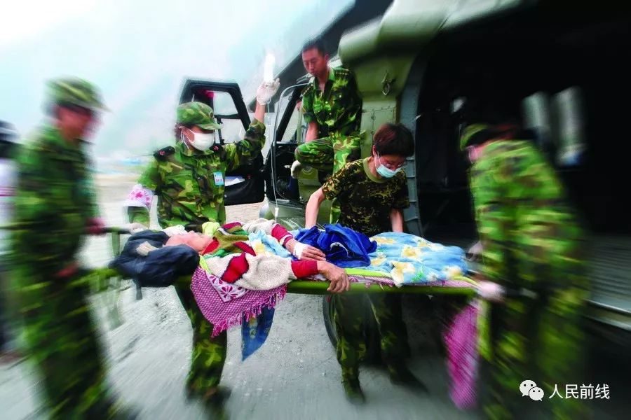 汶川抗震救灾真实影像,十年前汶川地震15名勇士跳伞