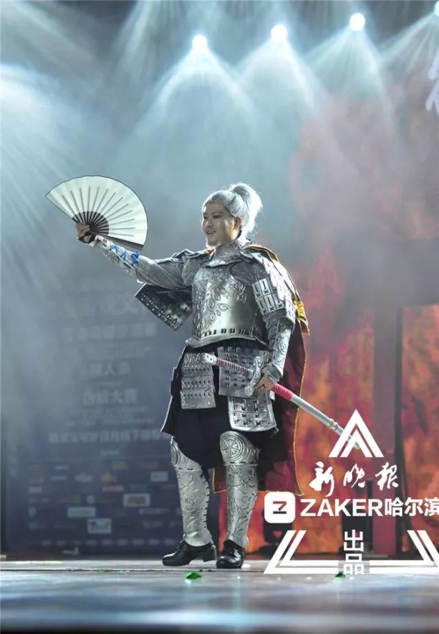 哈尔滨公务员辞职转行做道具师｜如今，一套cosplay装备卖10万