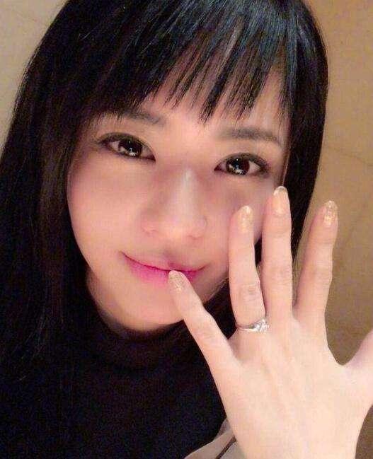 35岁苍井空求子心切，因职业导致卵子质量差，墙挂送子画求好运