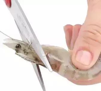 快速去除虾线的小妙招,虾肚子下面的那条虾线怎样去除