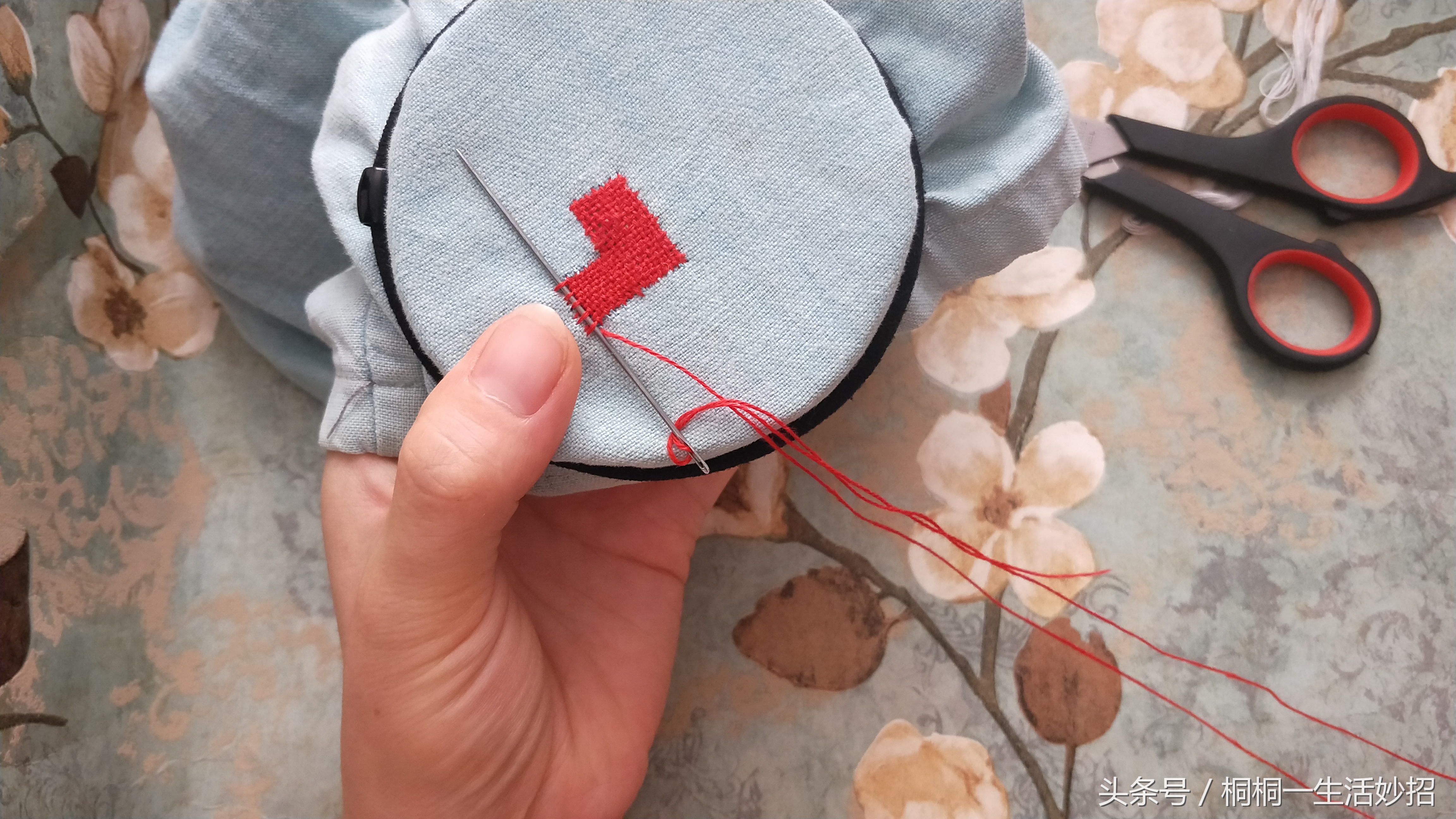 三角口子的手工织补,衣服破三角口子怎么缝补