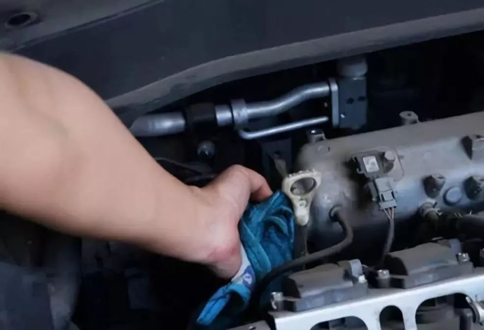 清洗节气门喷油嘴后油耗反而高了,节气门清洗后油耗高怎么办