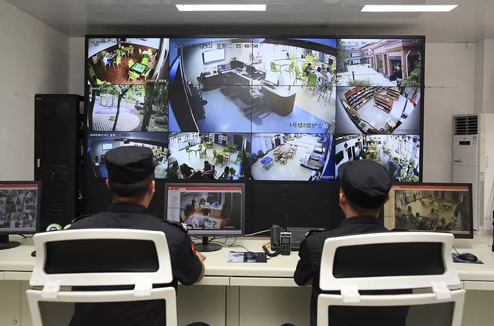 智能卫生护理机器人,自动化清洁厕所的机器人