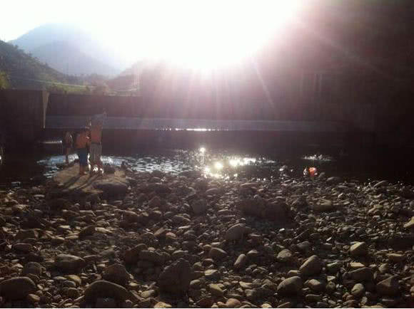 溪流里最多的就是这种光唇鱼，误食了鱼籽可能引发腹泻