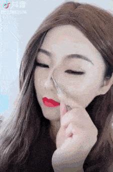 快停手！钻鼻子、撕脸皮、割下巴“抖音易容”*法大**实在太可怕！