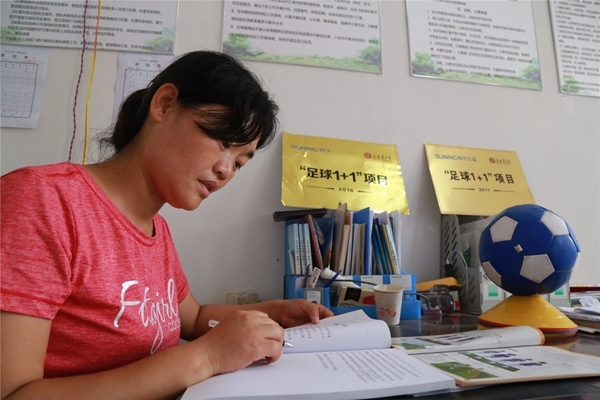 苏宁队首夺中超冠军,少年足球梦