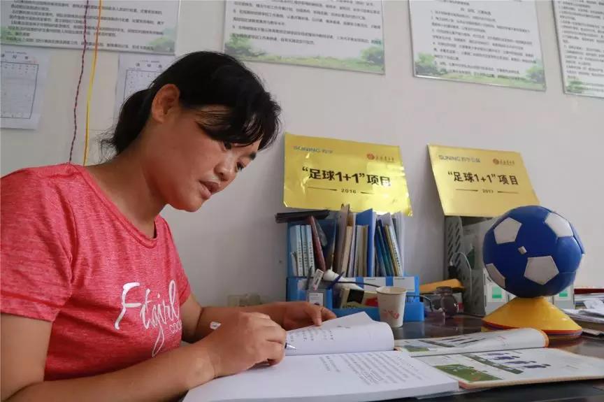 足球少年绿茵场上挥汗追梦,驰骋绿茵球场圆中国足球梦