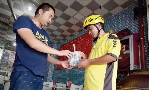 前有快递巨头布局，后有外卖大军“搅局”，同城配送为何如此热闹