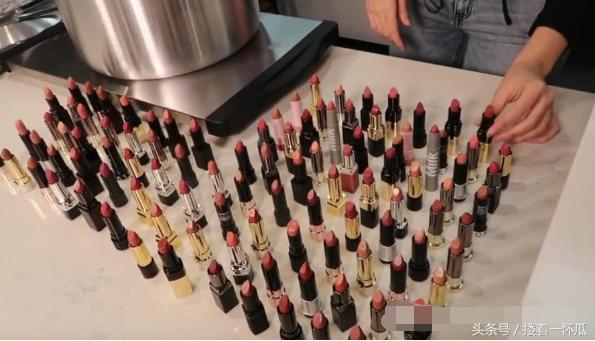 用100支口红做成超级大的口红,美女把600支口红融化