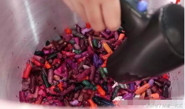 用100支口红做成超级大的口红,美女把600支口红融化