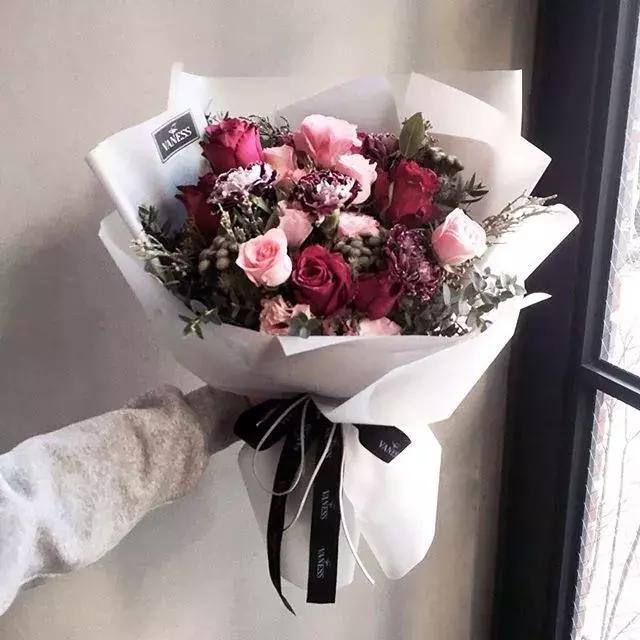 不同颜色玫瑰代表的花语,情人节送自己的玫瑰花语