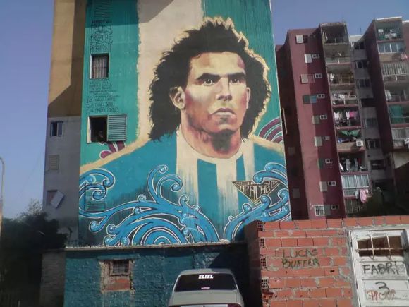 双面野兽特维斯：比梅西还红的国家英雄，在中超却成最无耻之徒！