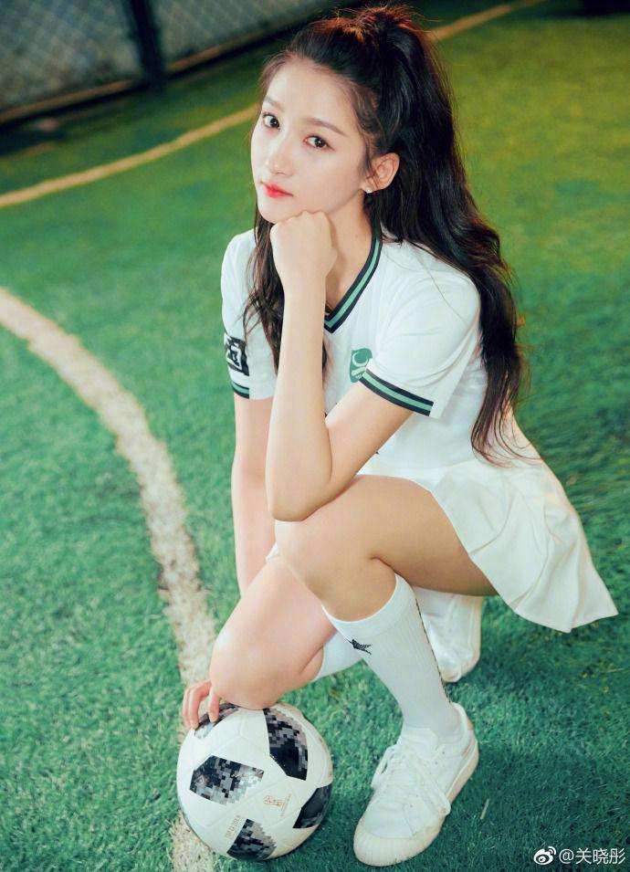 关晓彤足球穿搭,关晓彤穿百褶裙踢足球