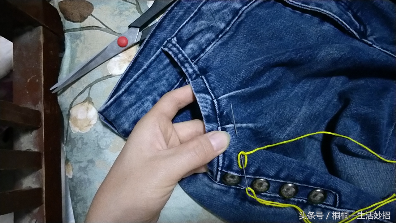 牛仔裤裤兜总往外翻是什么原因,裤兜外翻太尴尬教你一招搞定