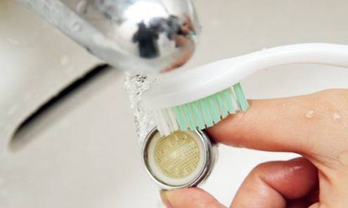 菜盆水龙头出水量小怎么回事,水龙头水垢堵塞出水量小