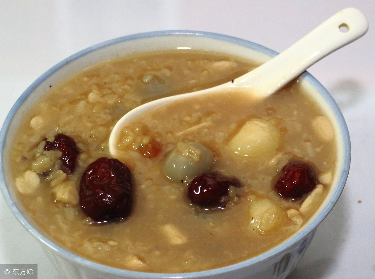 女人月经量少而且黑吃什么食补,女人月经量少发黑怎么调理