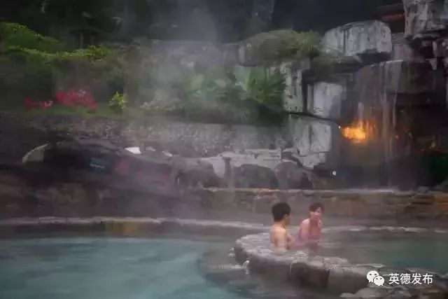 温泉水滑洗凝脂,温泉水滑洗凝脂什么意思