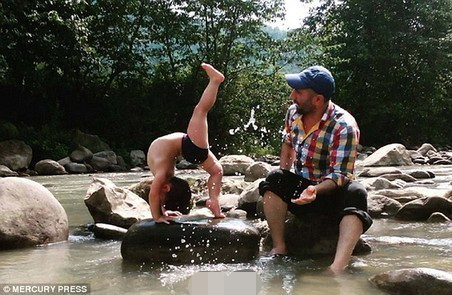 5岁伊朗小梅西走红网络一身球技笑傲裙长马赛回旋技惊四座