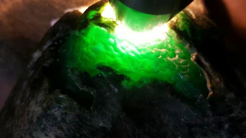 为什么现在直播间封禁翡翠原石呢？原来翡翠睹石的风险这么大！